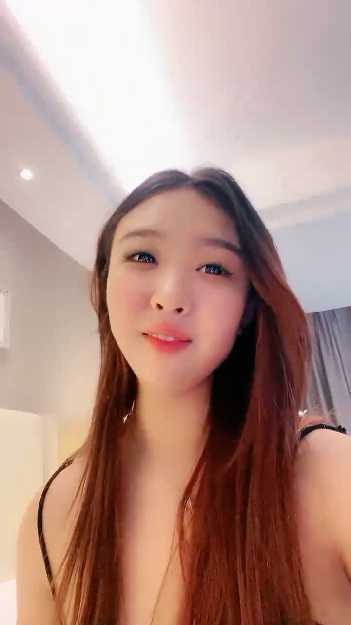 网黄_约炮大神曾强_iamsostrong_野外露出暴露狂干到她一次次喷水穴肉外翻vlog出品